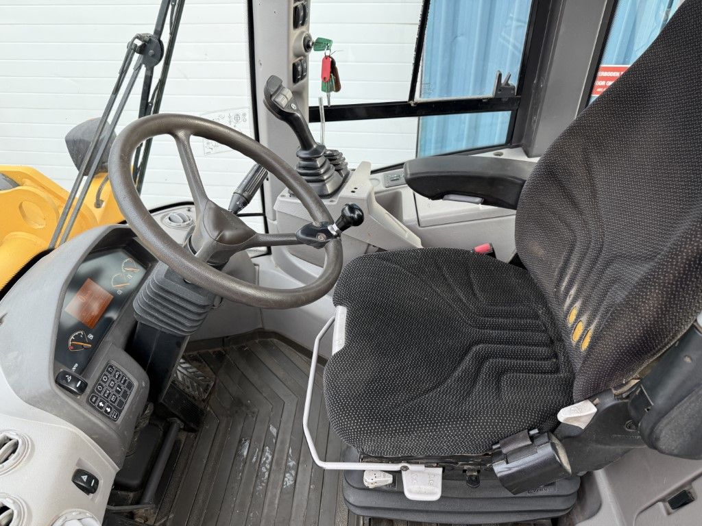 VOLVO L45F TP ( BJR 2009 )