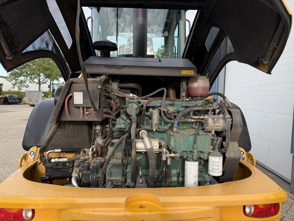 VOLVO L45F TP ( BJR 2009 )