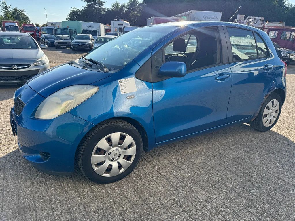 Toyota Yaris **PETROL-ESSENCE-AC**