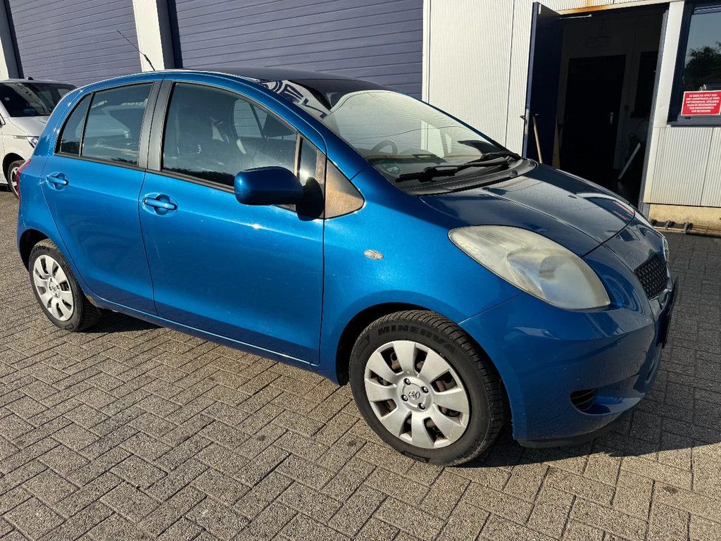 Toyota Yaris **PETROL-ESSENCE-AC**