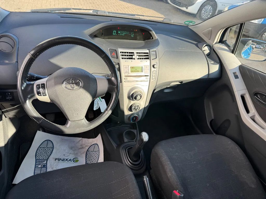 Toyota Yaris **PETROL-ESSENCE-AC**