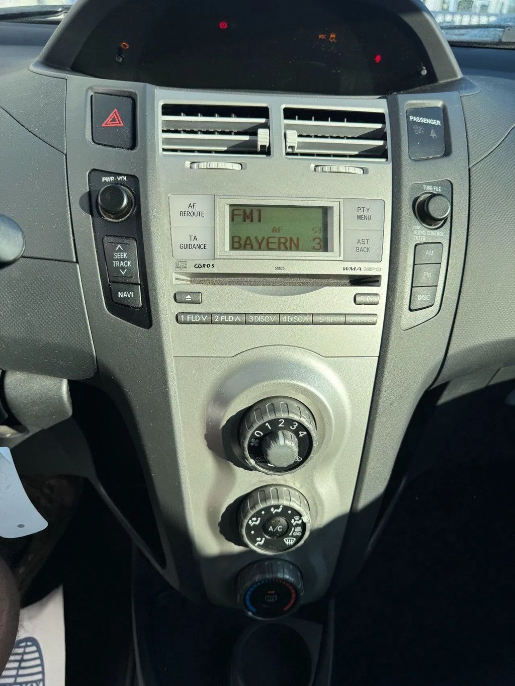 Toyota Yaris **PETROL-ESSENCE-AC**