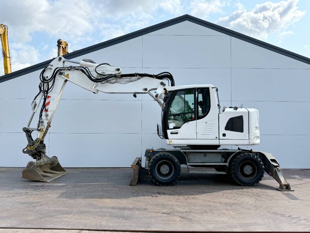 Liebherr A918 Compact - 4 Buckets / Triple Boom / Auto Lube