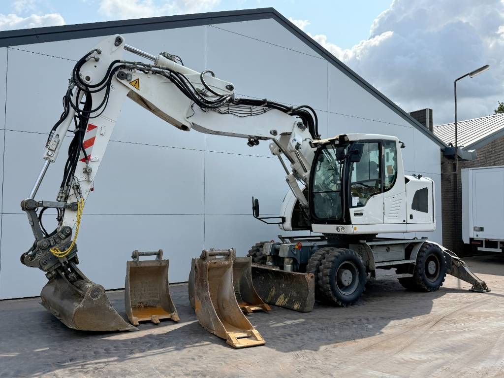Liebherr A918 Compact - 4 Buckets / Triple Boom / Auto Lube