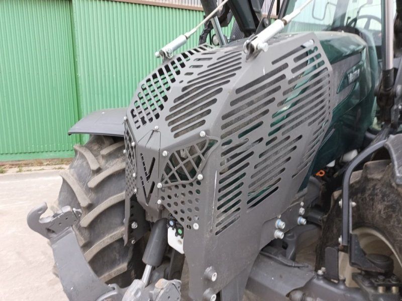 Valtra N154 Active mit Forstausrüstung