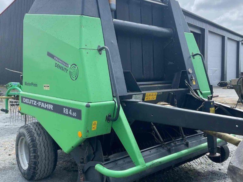 Deutz-Fahr Presse à balles rondes RB460 .
