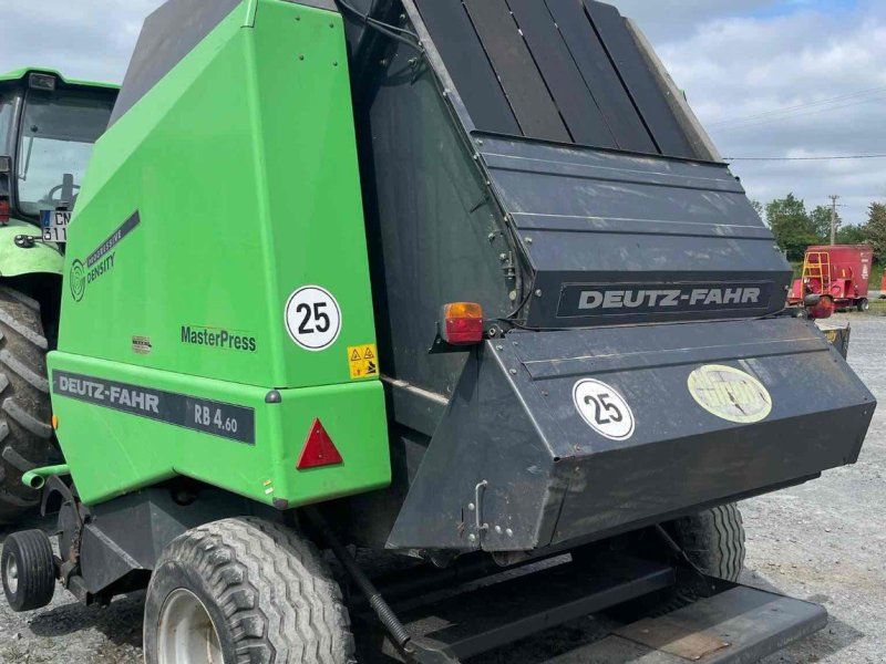 Deutz-Fahr Presse à balles rondes RB460 .