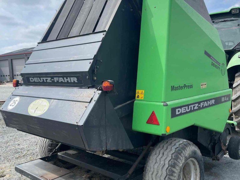 Deutz-Fahr Presse à balles rondes RB460 .