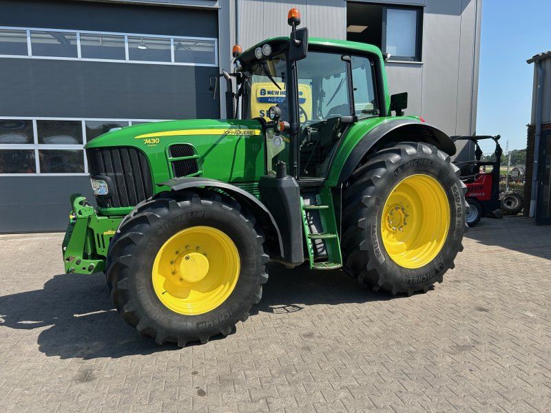 John Deere 7430