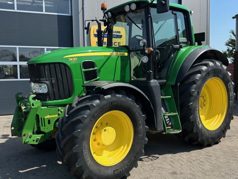 John Deere 7430