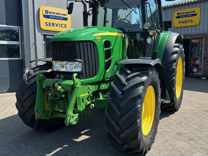 John Deere 7430