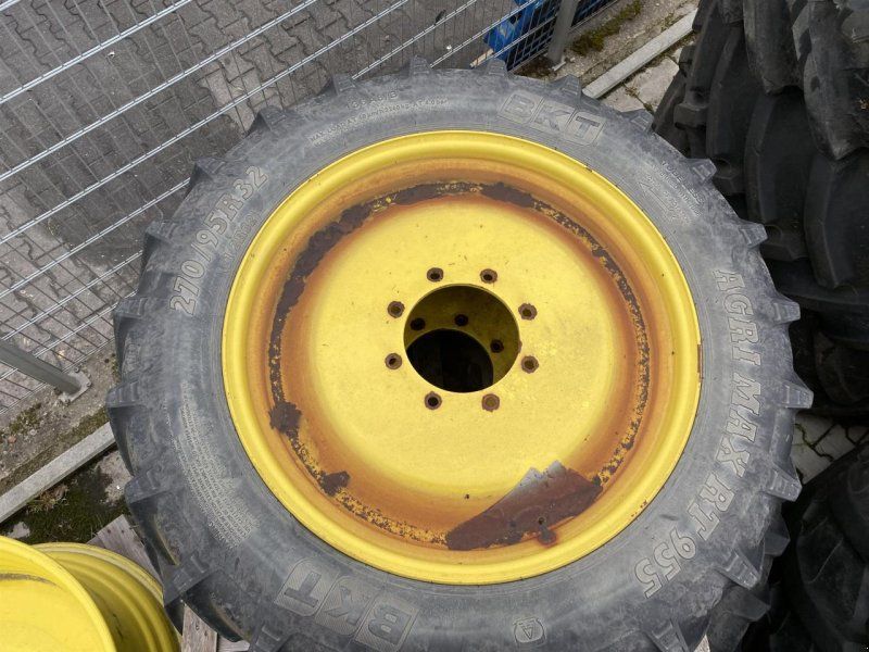 BKT 270/95R32