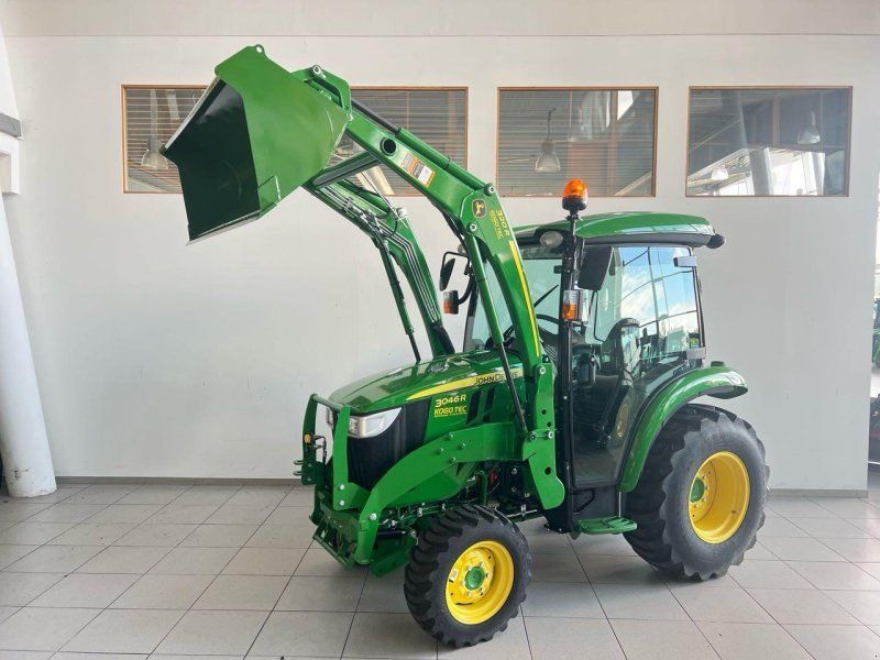 John Deere 3046R