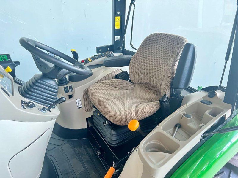 John Deere 3046R