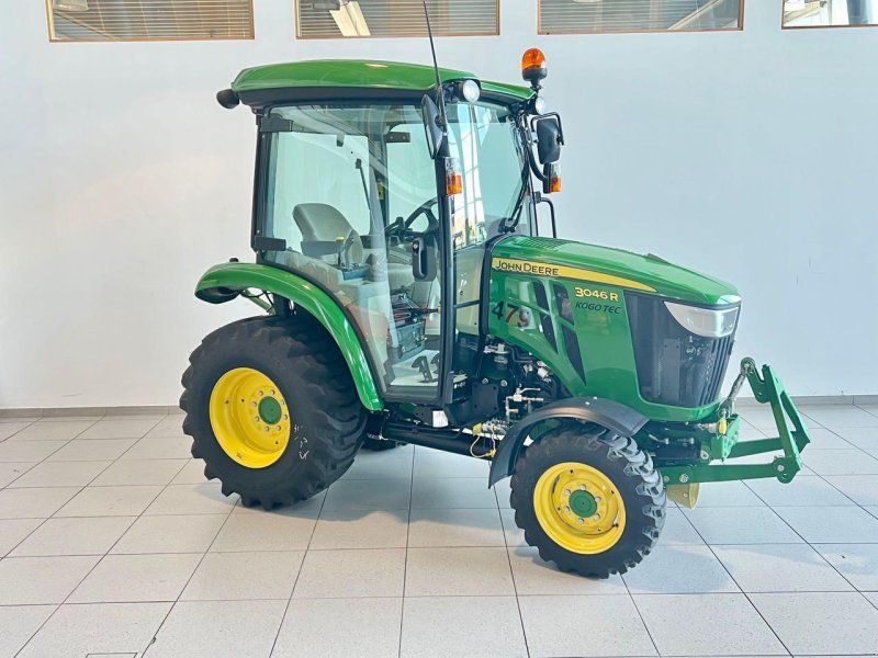 John Deere 3046R