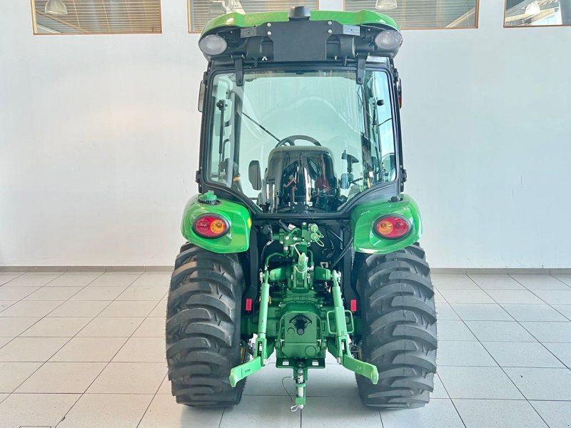 John Deere 3046R
