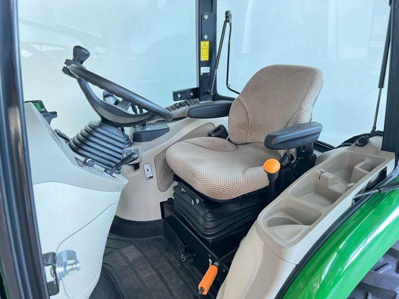 John Deere 3046R