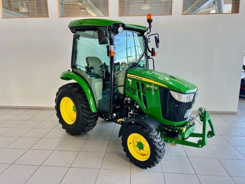 John Deere 3046R