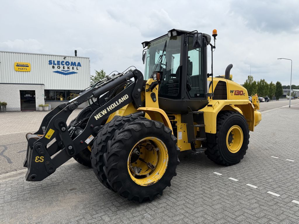 New Holland W130C Tool Carrier