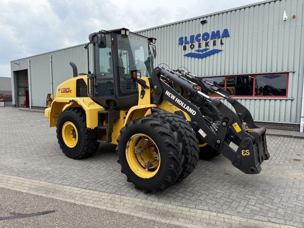 New Holland W130C Tool Carrier