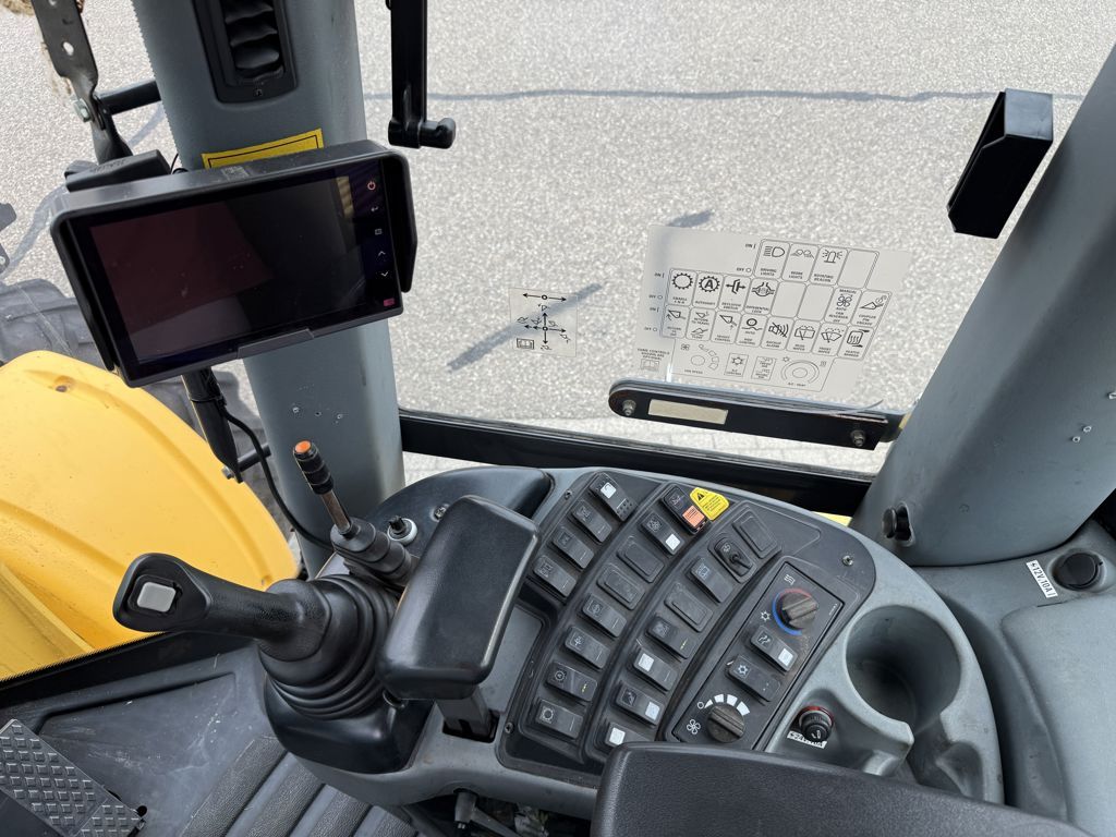 New Holland W130C Tool Carrier