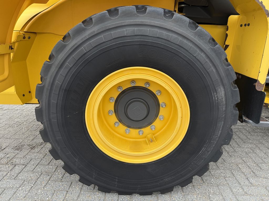 New Holland W130C Tool Carrier