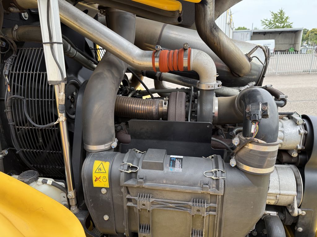 New Holland W130C Tool Carrier