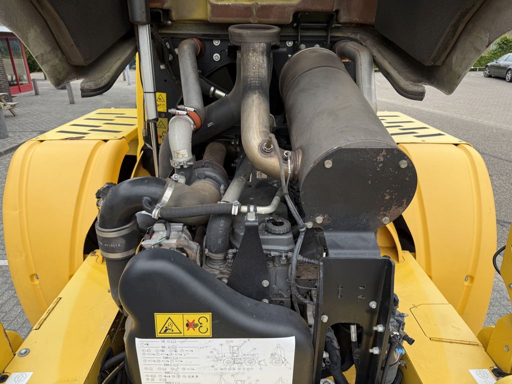 New Holland W130C Tool Carrier