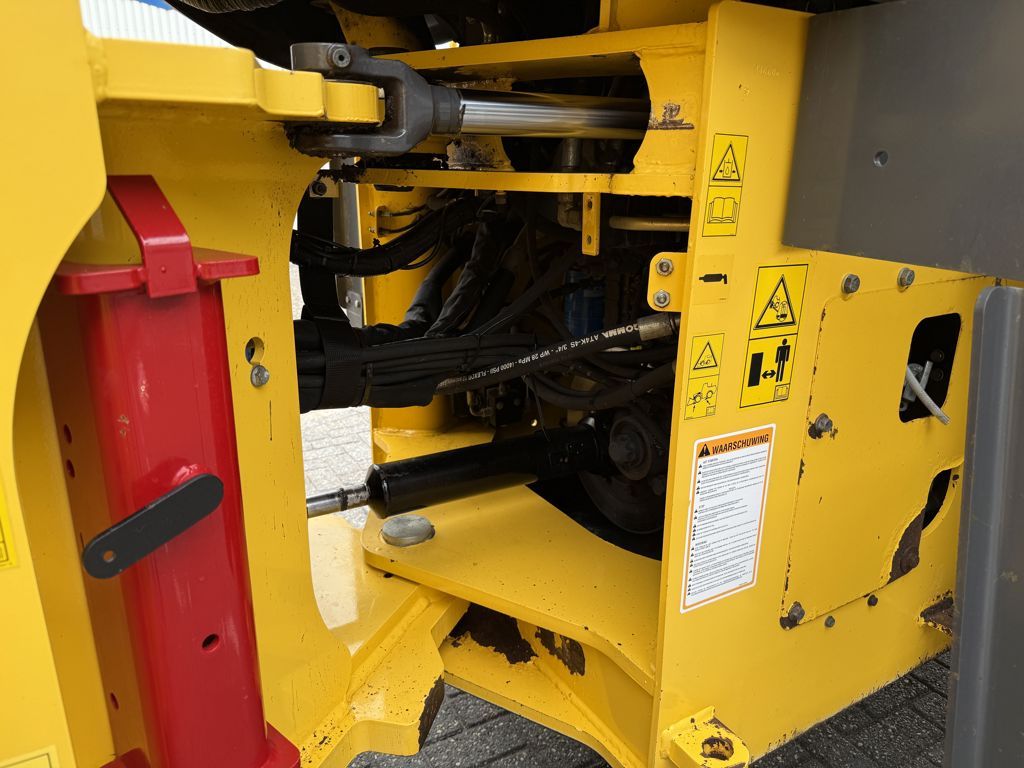New Holland W130C Tool Carrier