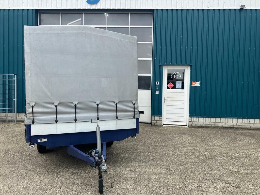 Hapert aanhanger met huifzeil