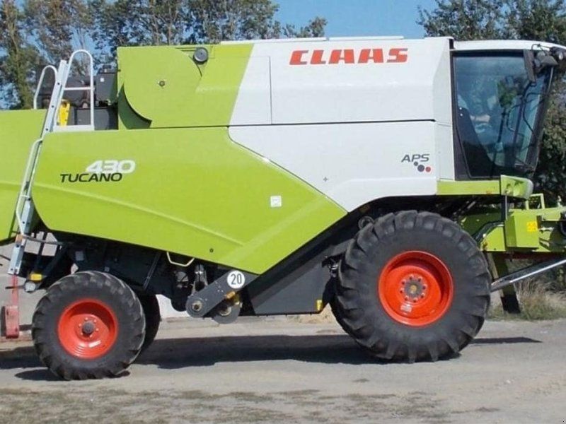 Claas Tucano 430, 851 eff. Std., klappbares Schneidwerk