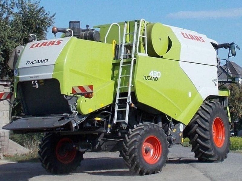 Claas Tucano 430, 851 eff. Std., klappbares Schneidwerk