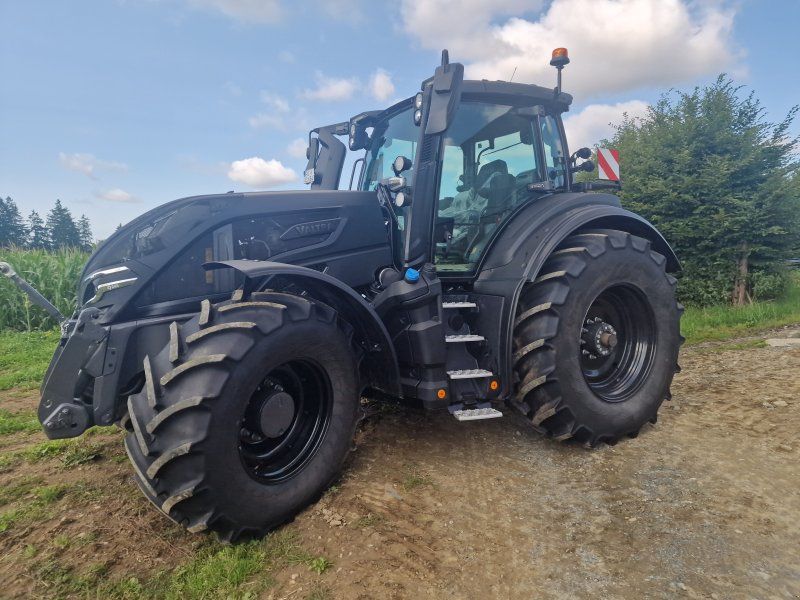 Valtra Q245