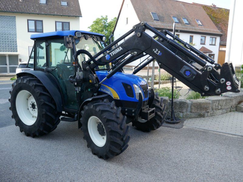 New Holland TN 70DA mit Trima Ind-Lader. Mit EHR und Lastschaltung. Erst 320