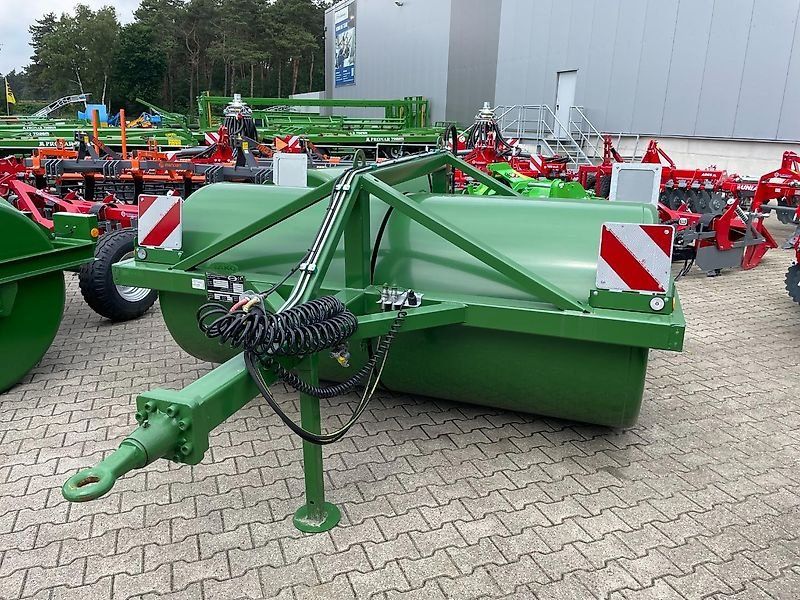 Jako 2-teilige Wiesenwalze M 275 mit schwerem Fahrgestell mit Drucklu