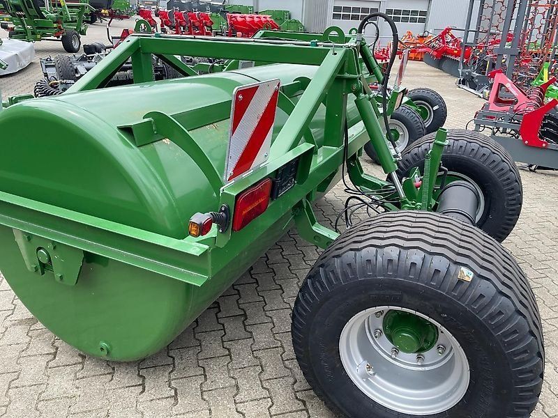 Jako 2-teilige Wiesenwalze M 275 mit schwerem Fahrgestell mit Drucklu