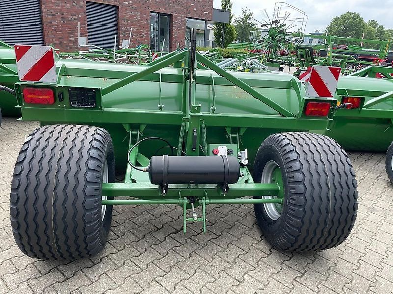 Jako 2-teilige Wiesenwalze M 275 mit schwerem Fahrgestell mit Drucklu