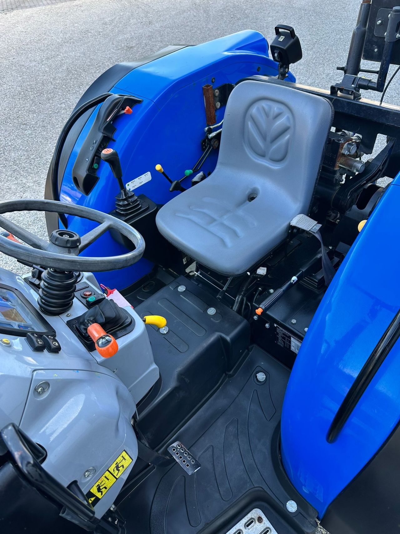 TE KOOP: zo goed als nieuwe NEW HOLLAND T3.70-B