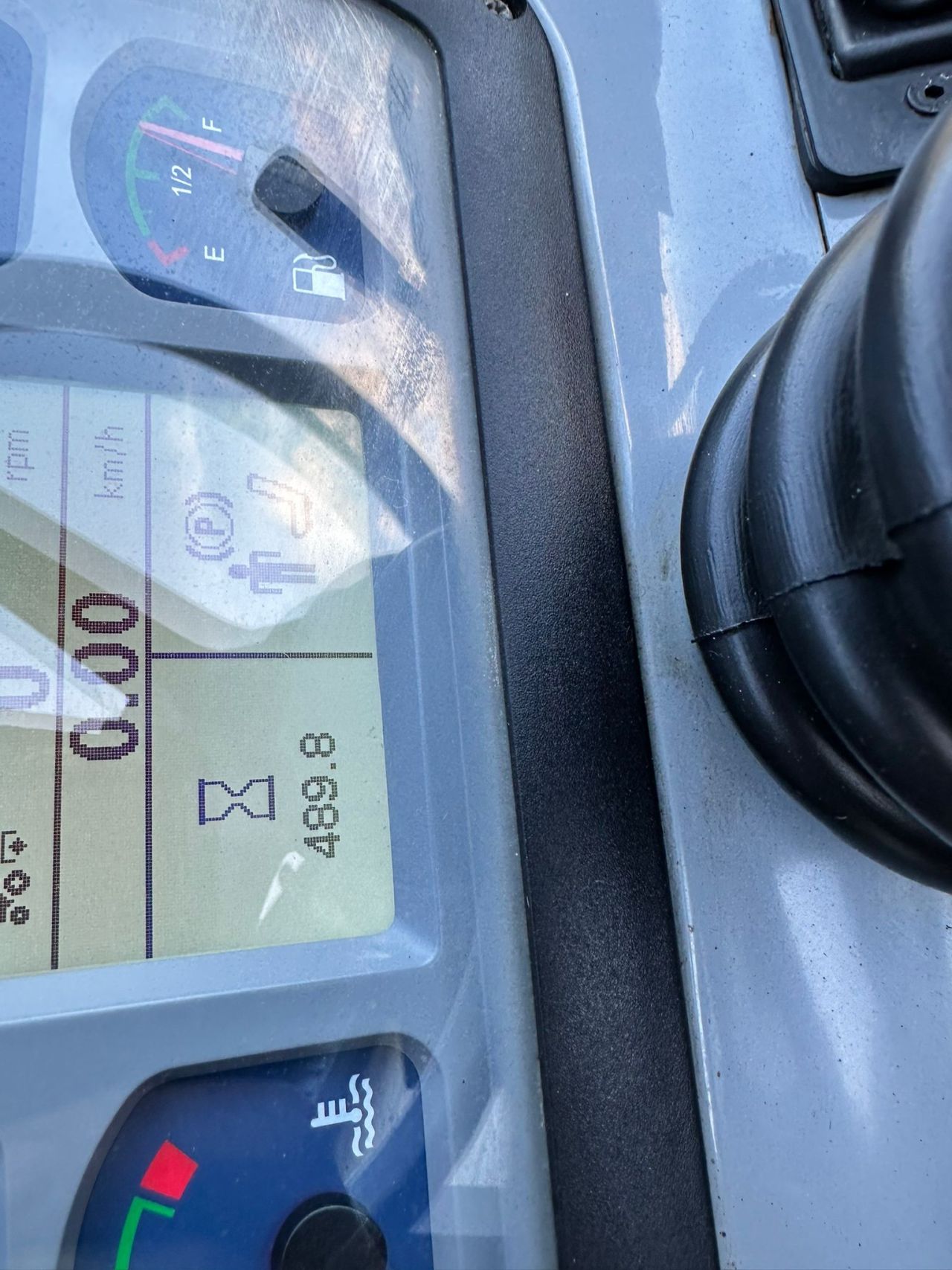 TE KOOP: zo goed als nieuwe NEW HOLLAND T3.70-B