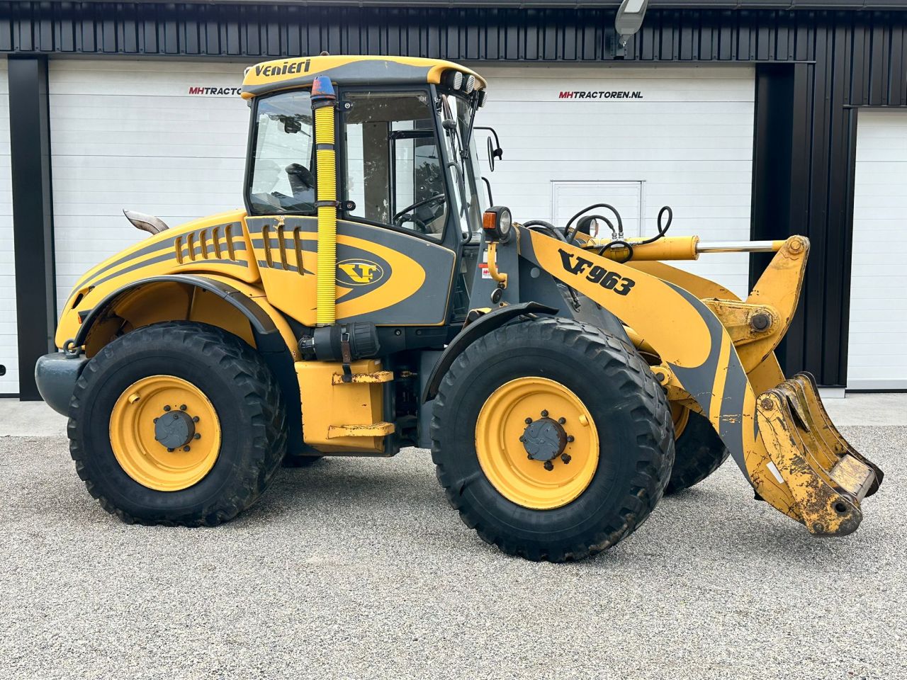 TE KOOP: zeer nette VENIERI V-963 shovel