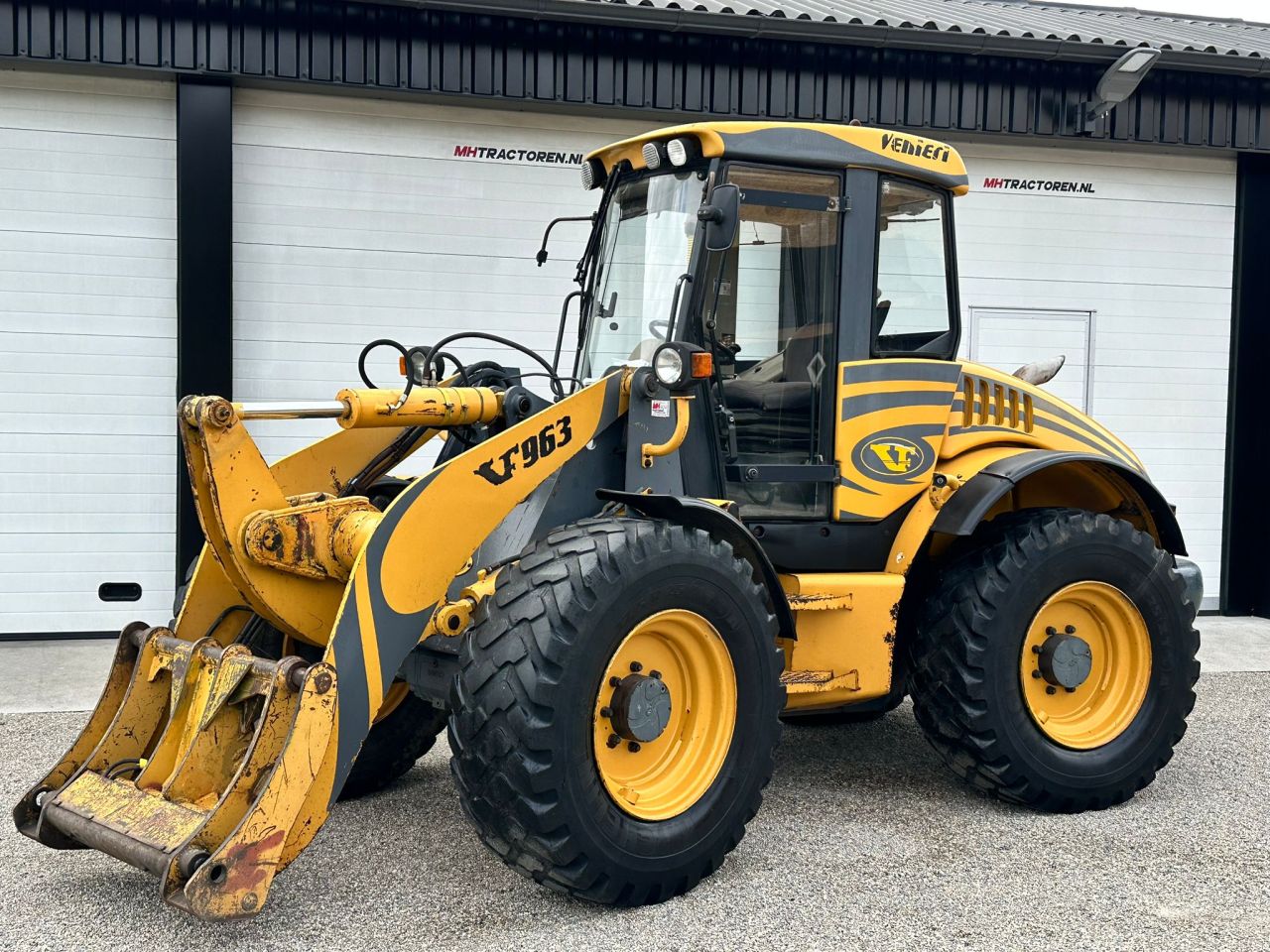 TE KOOP: zeer nette VENIERI V-963 shovel