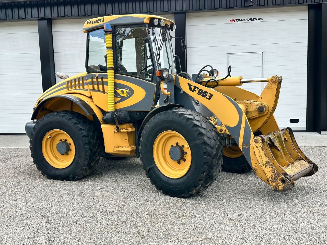 TE KOOP: zeer nette VENIERI V-963 shovel