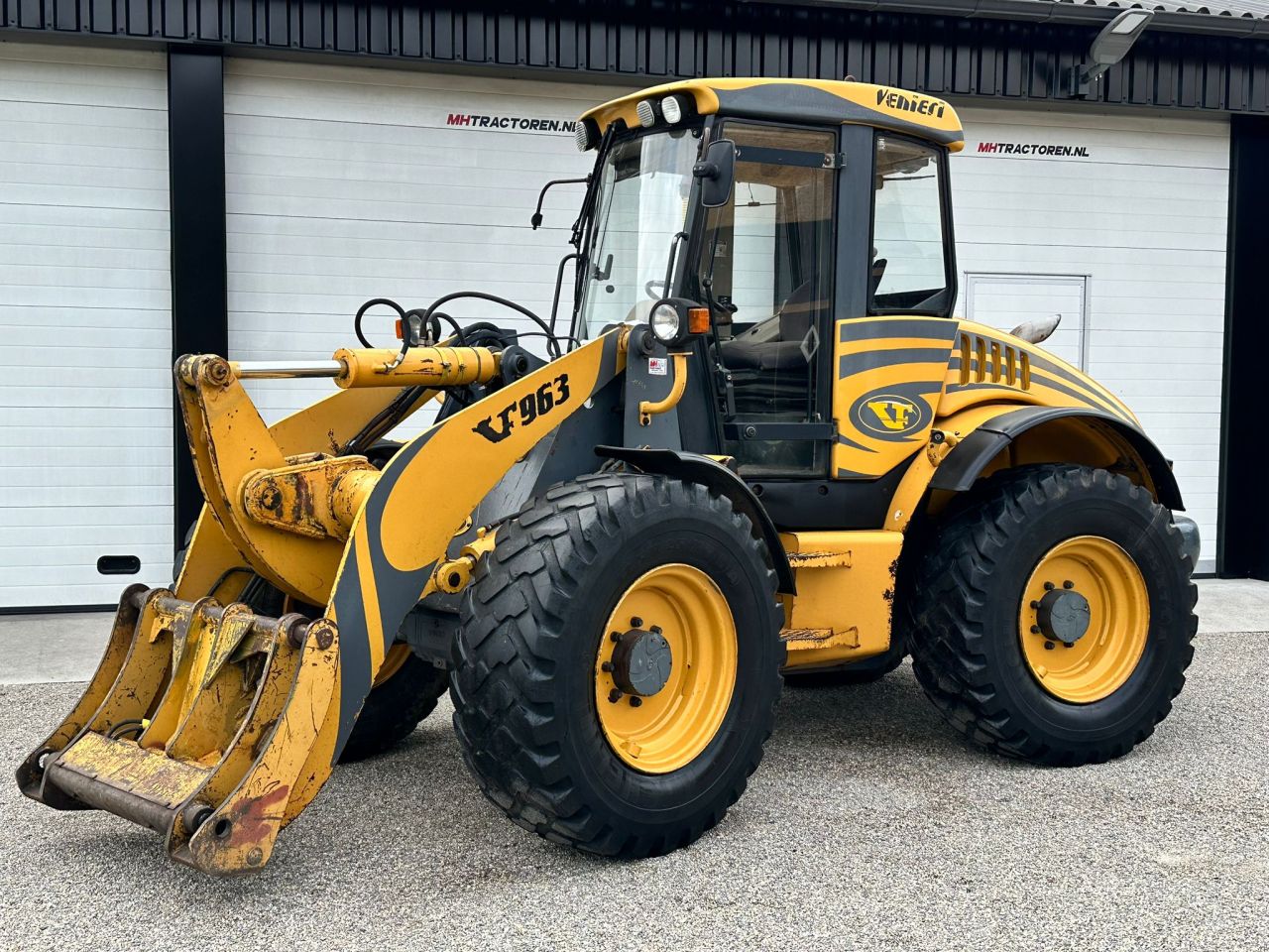 TE KOOP: zeer nette VENIERI V-963 shovel
