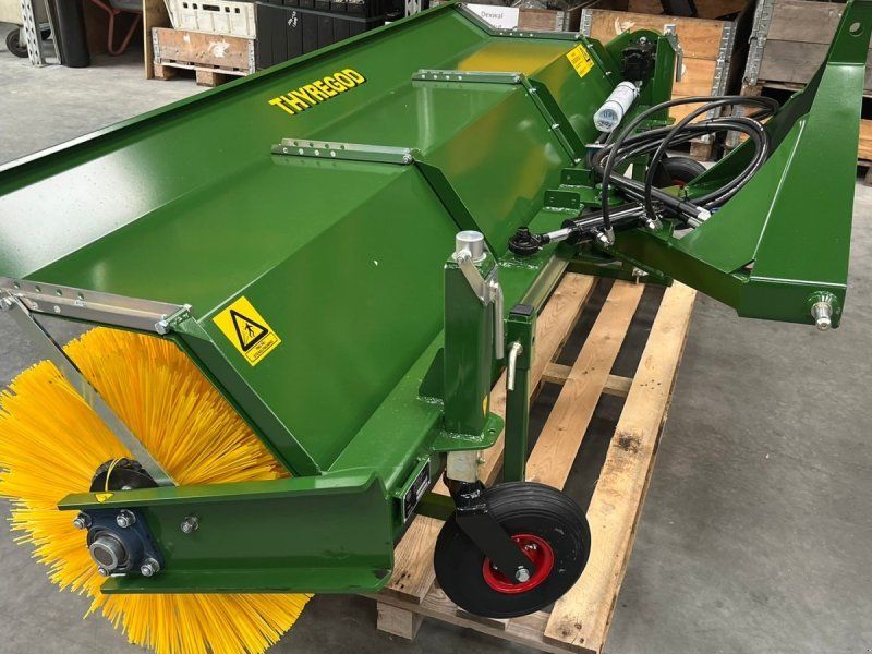 Thyregod TK 2800 med nylon børster og hydraulisk sving. brede 2800 og fej