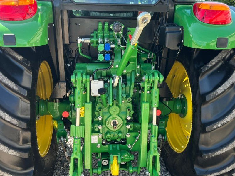 John Deere 5115M Med frontlæsser, som ny