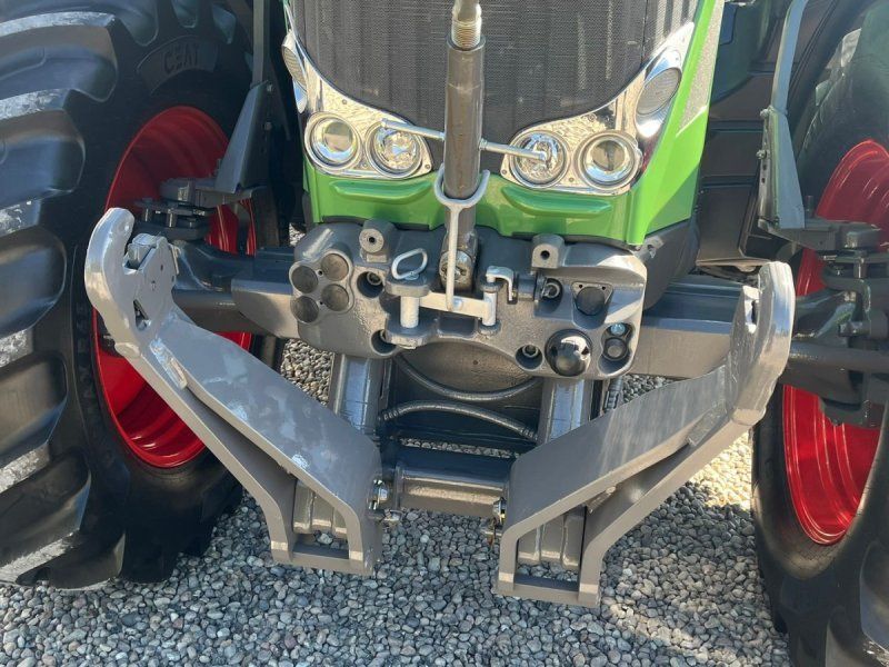 Fendt 828 Profi model.  Meget flot  med nye fordæk.