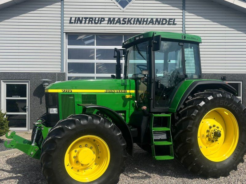 John Deere 7710 8.1L motor, store hjul og frontlift. En ejeres velholdt går