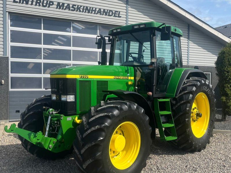John Deere 7710 8.1L motor, store hjul og frontlift. En ejeres velholdt går