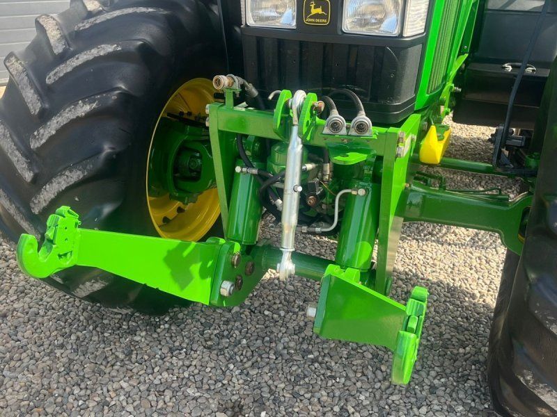 John Deere 7710 8.1L motor, store hjul og frontlift. En ejeres velholdt går