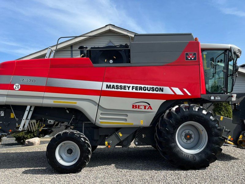 Massey Ferguson 7370 BETA. Gårdmaskine med kun 1080 motortimer. Med 22fod powerf